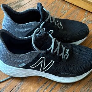 New Balance Boys 7.5 Black and White Athletic Shoes